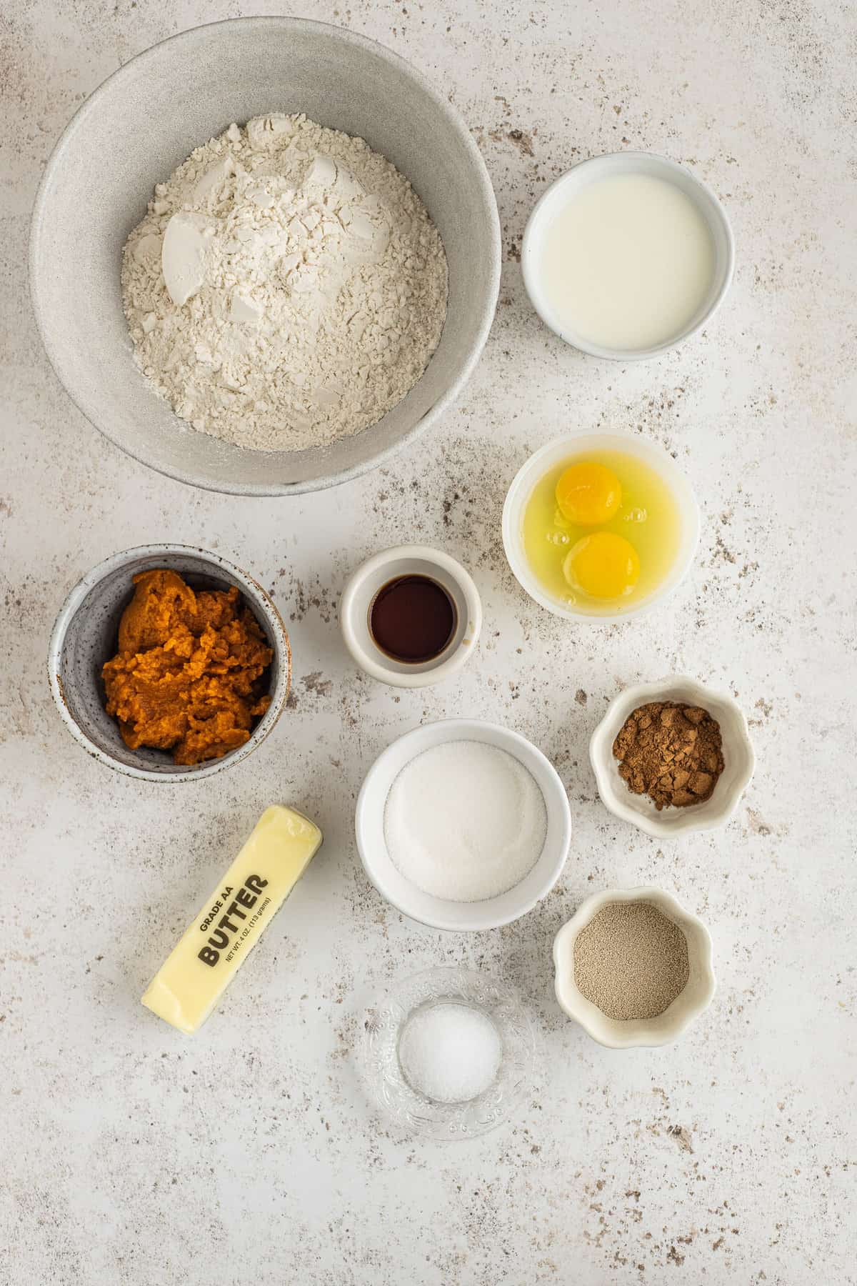 Ingrédients nécessaires pour la recette dans des bols séparés.