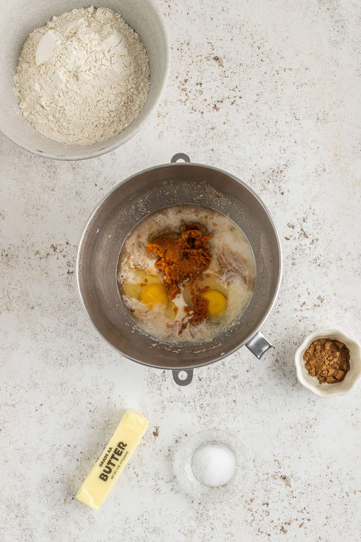 Purée de courge et épices ajoutées à la levure et au lait.