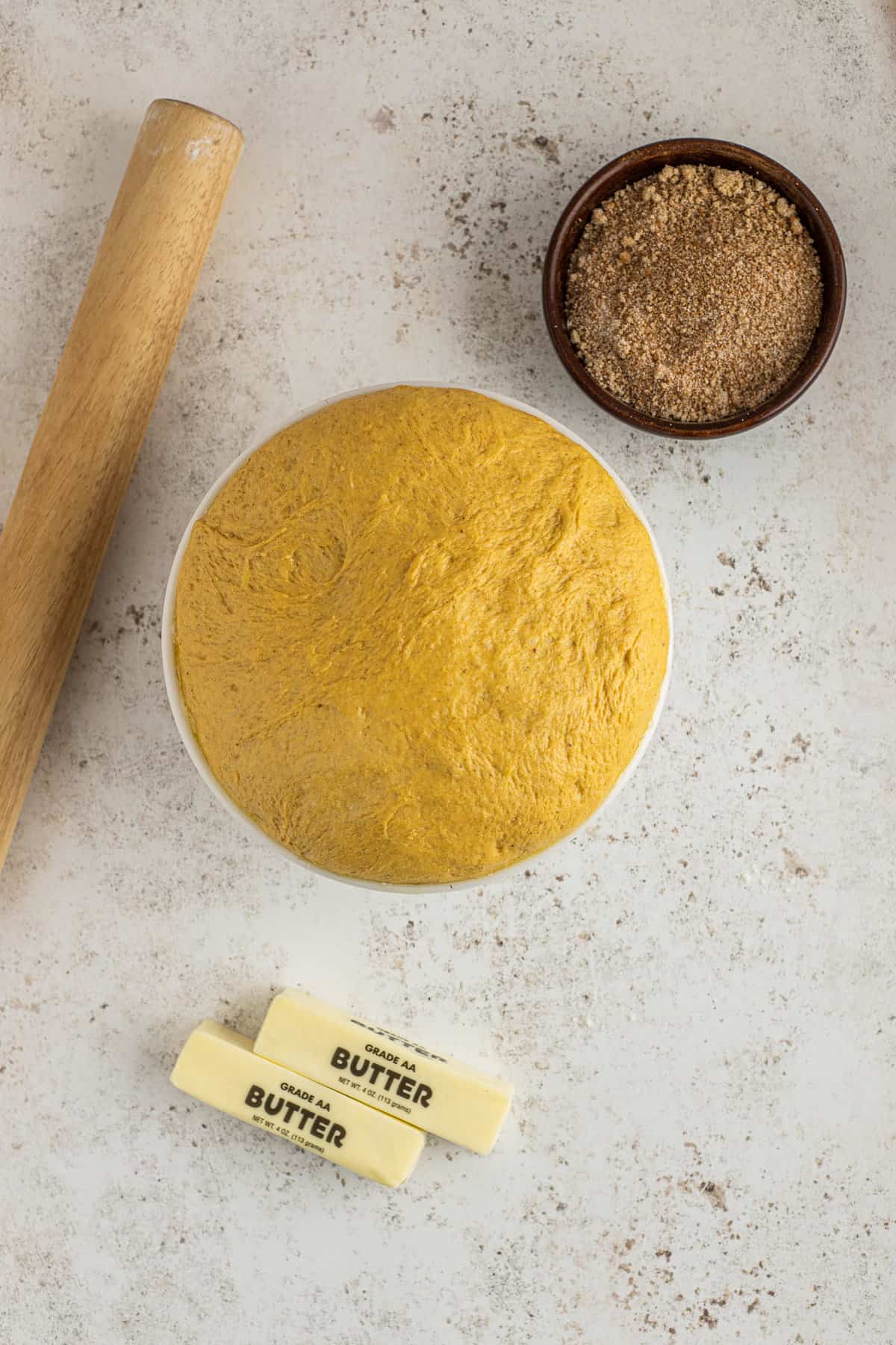 Pâte à roulés à la courge dans le bol.