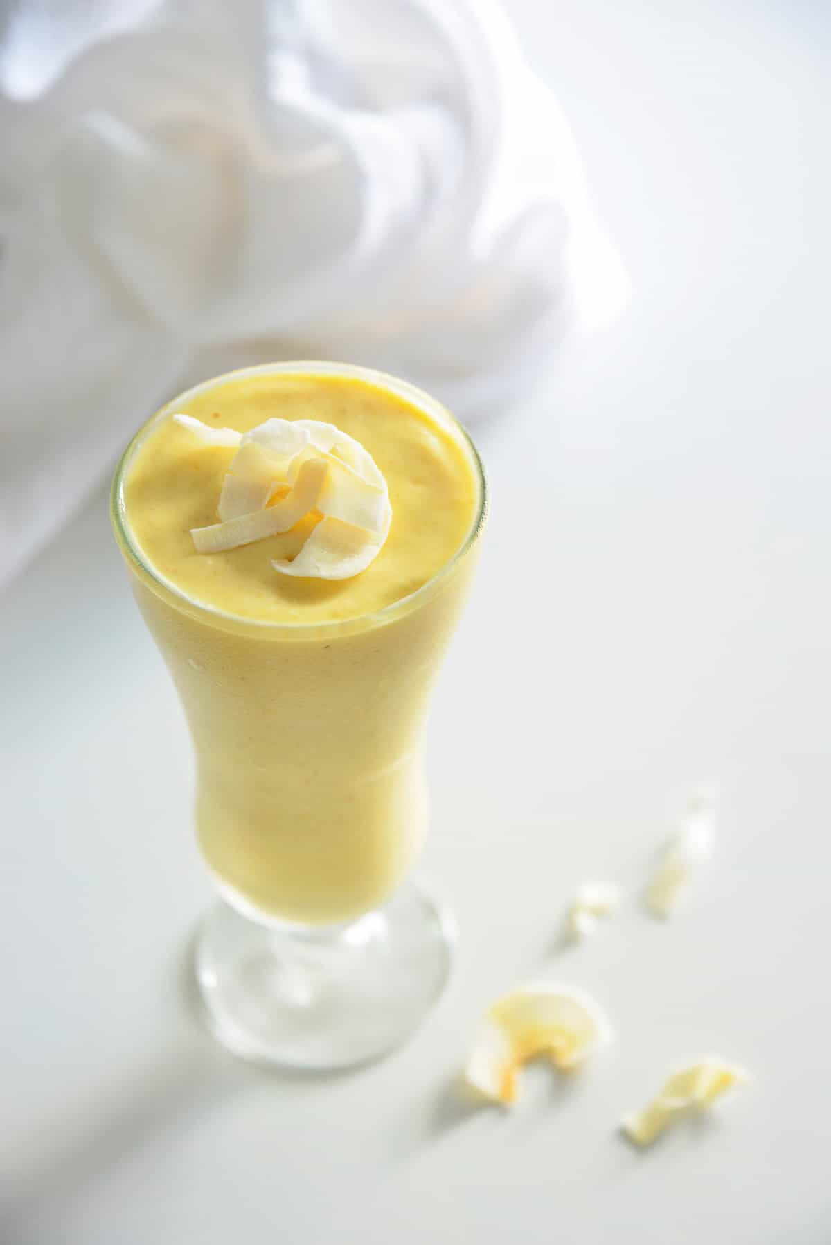 Smoothie garni de noix de coco.