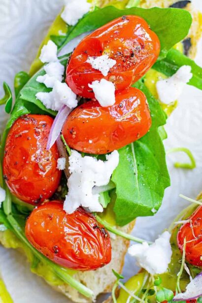 Toast à l’avocat et aux tomates rôties
