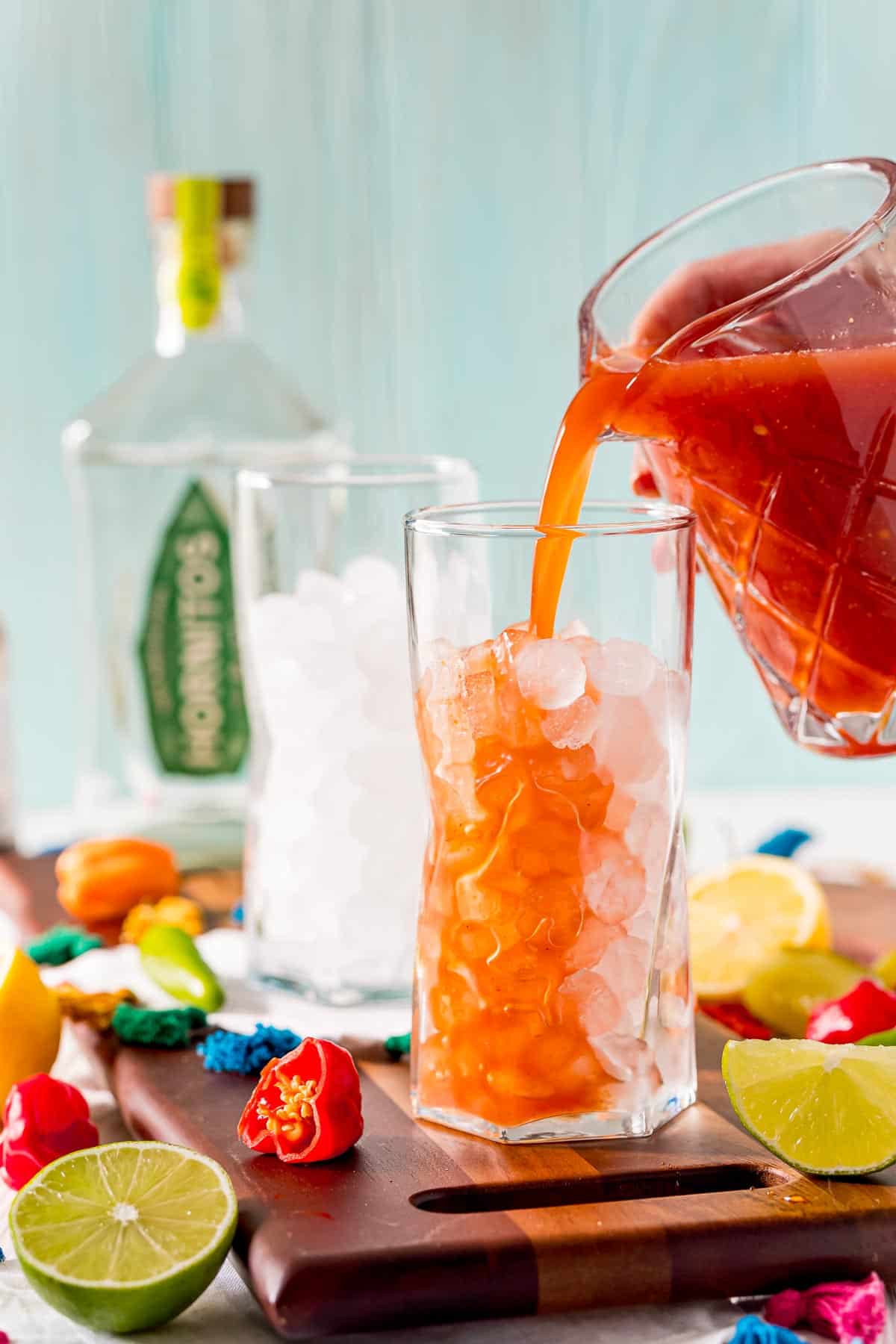 Cocktail Bloody Maria versé dans un grand verre rempli de glace.