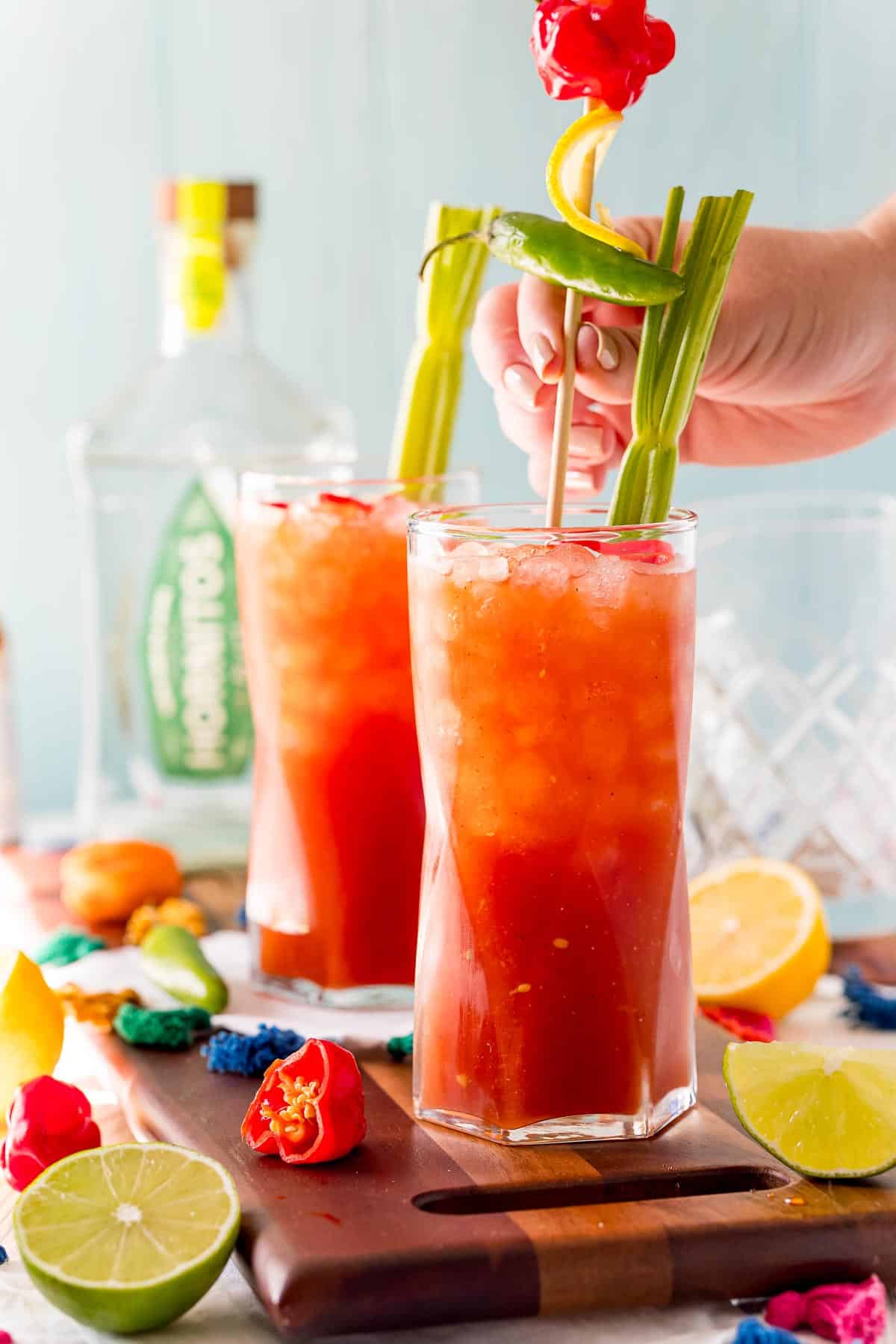 Garnitures ajoutées à une boisson de style Bloody Mary.