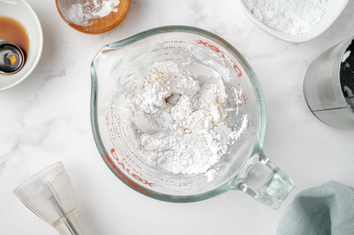 Crème de noix de coco partiellement fouettée.