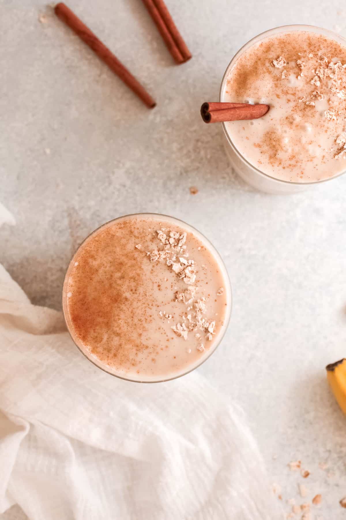 Smoothie à la banane garni de cannelle.