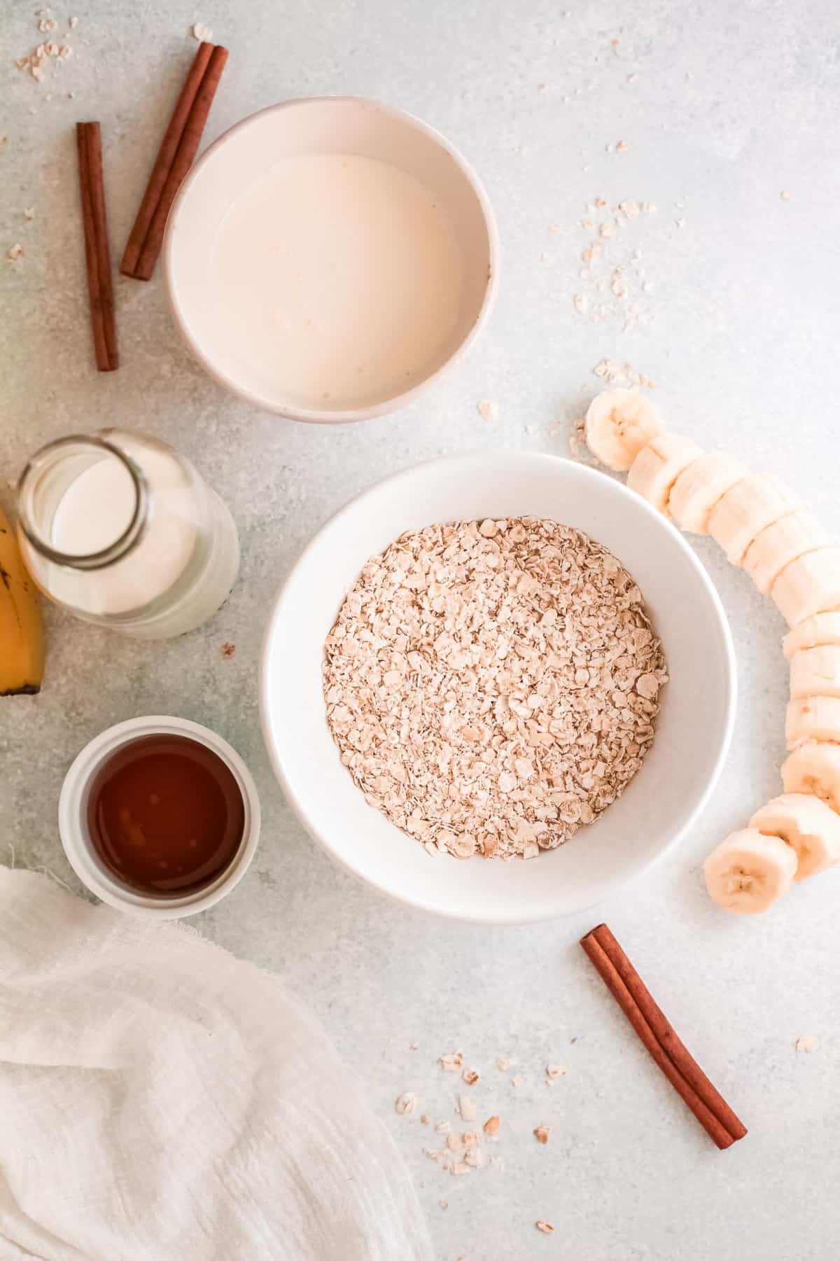 Ingrédients nécessaires à la recette, y compris les bananes et les flocons d’avoine.