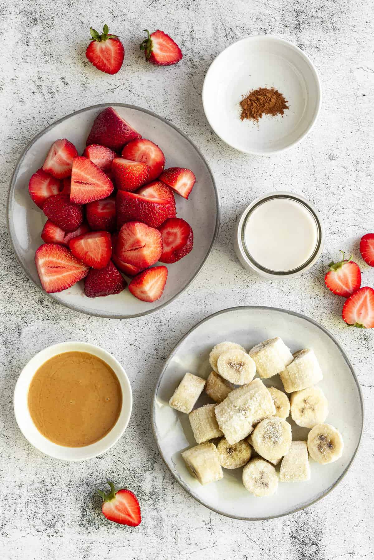 Ingrédients nécessaires à la recette incluant des fraises et des bananes.