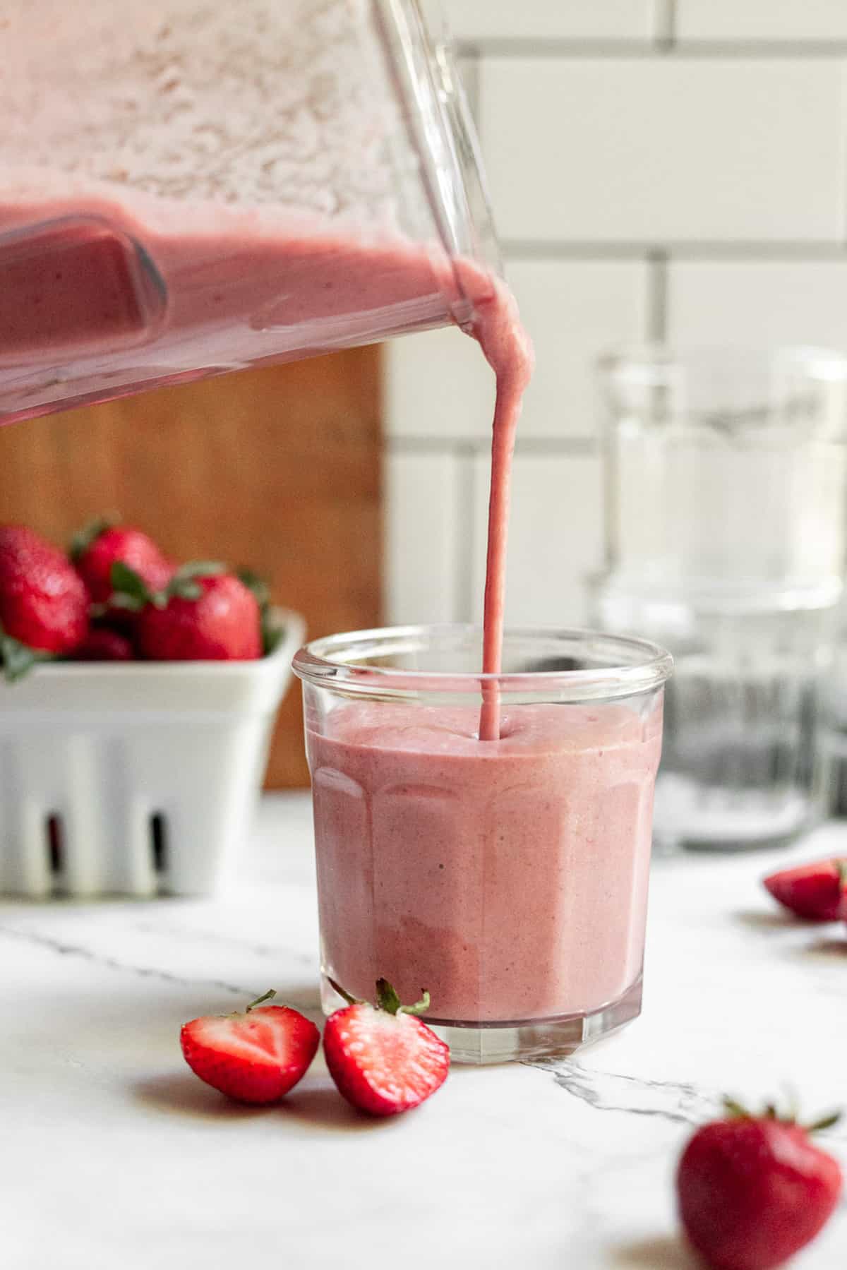 Smoothie versé dans un verre.