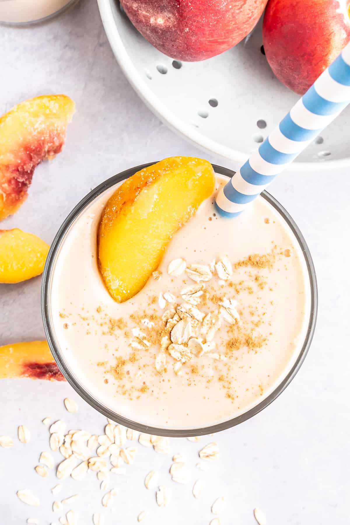 Smoothie aux pêches garni de pêche et d'avoine.