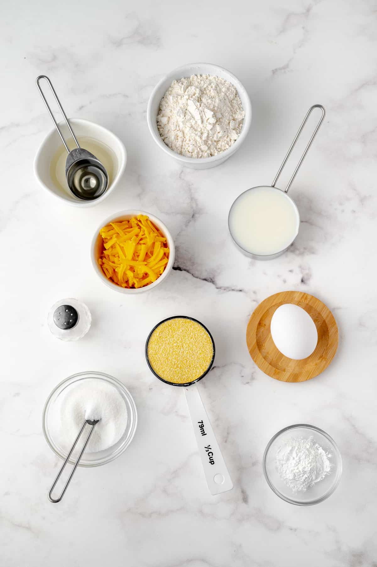 Ingrédients nécessaires à la recette, y compris la semoule de maïs et le fromage cheddar.