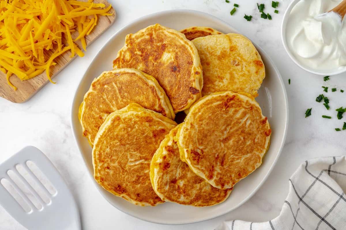 Pancakes de maïs disposés sur un plateau.
