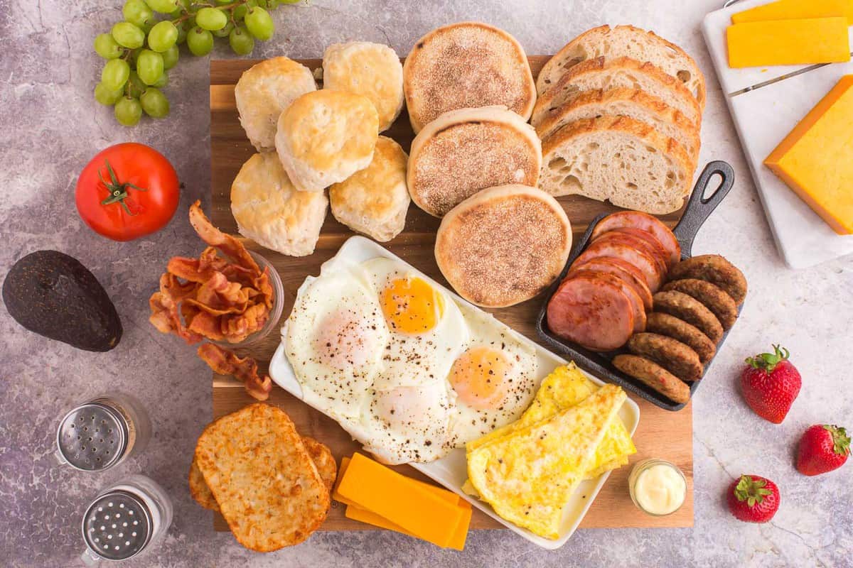 Hash browns et fromage ajoutés au plateau de petit-déjeuner.