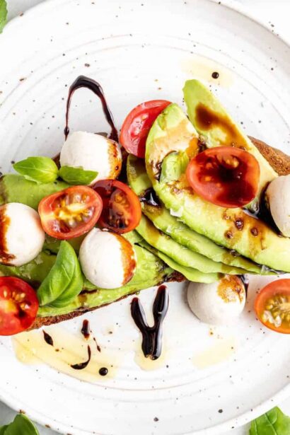 Tartines à l’avocat façon Caprese