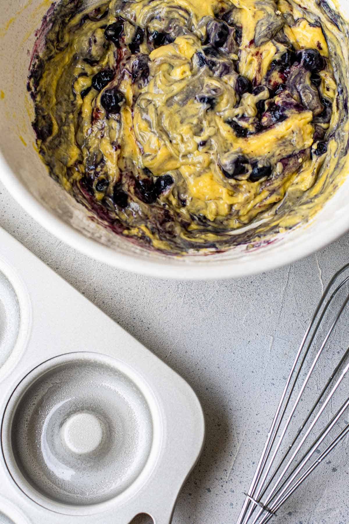 Pâte à donuts aux myrtilles dans un bol.