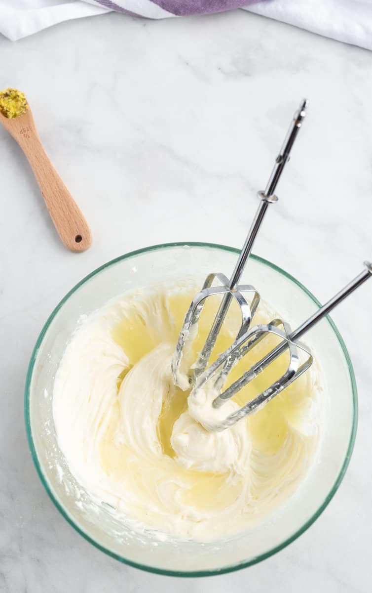 Ajout de jus de citron dans le glaçage au fromage frais.