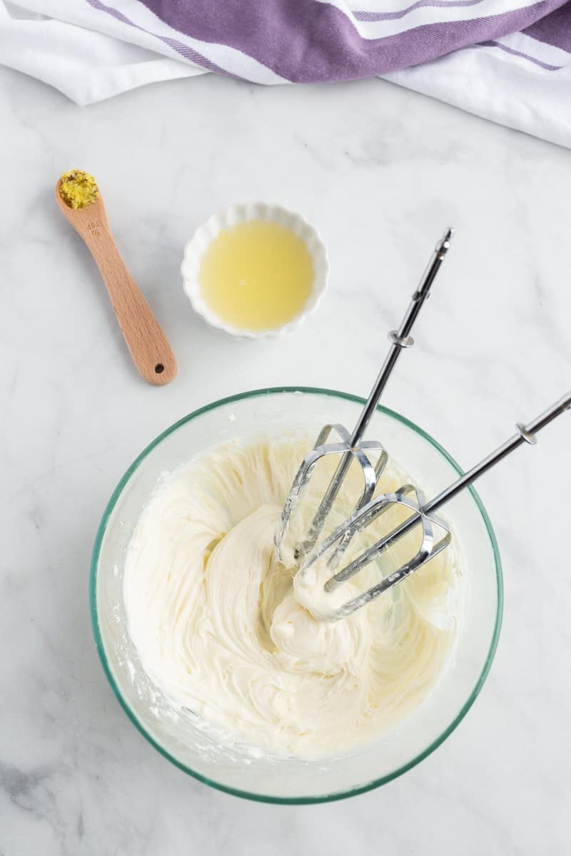 Début d'un glaçage au fromage frais.