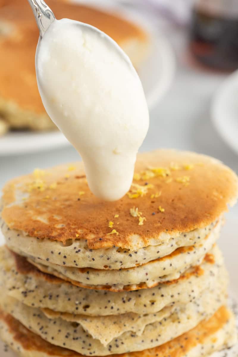 Glaçage étant ajouté à une pile de pancakes.