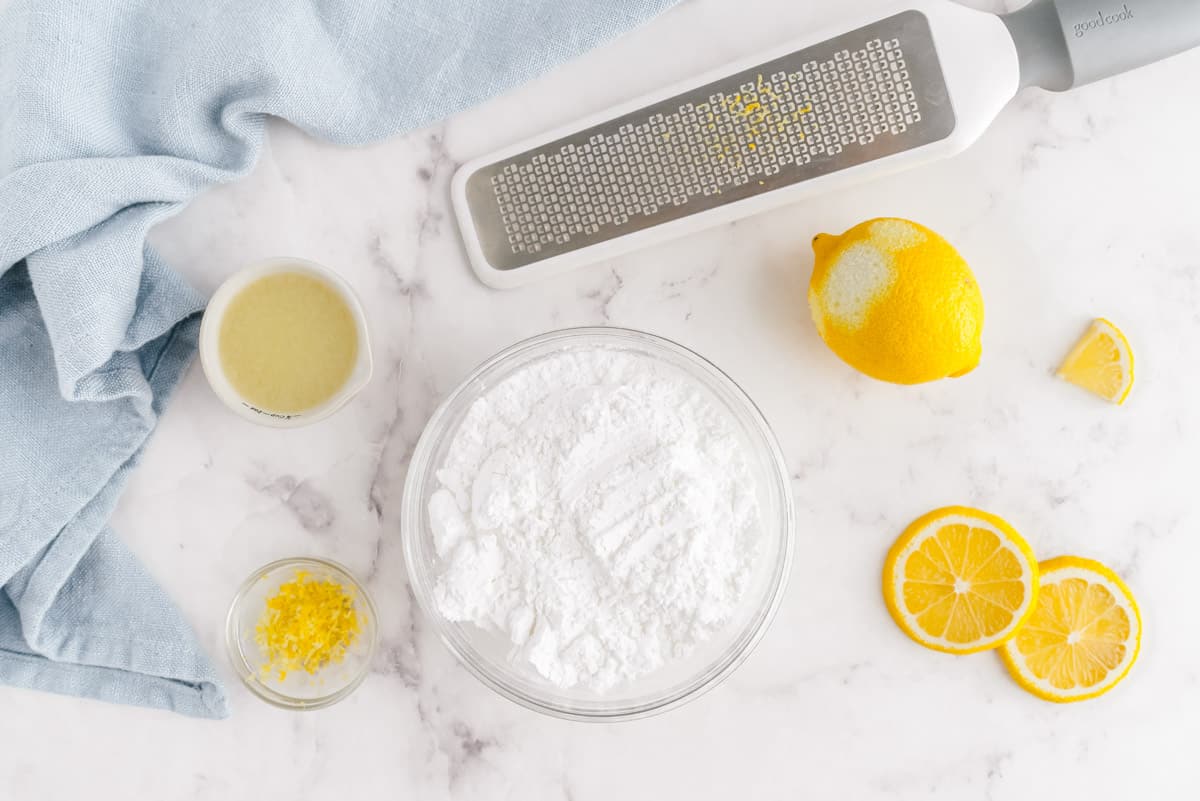 Préparation du glaçage au citron, citrons pourvus de zeste.