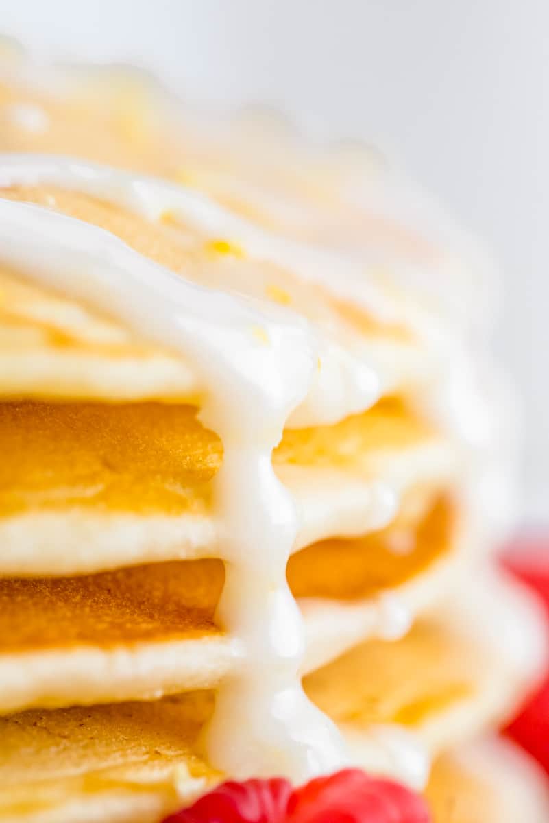 Glaçage coulant sur une pile de pancakes.