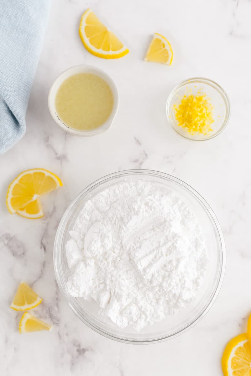 Vue du dessus des ingrédients nécessaires pour faire un glaçage au citron facile.