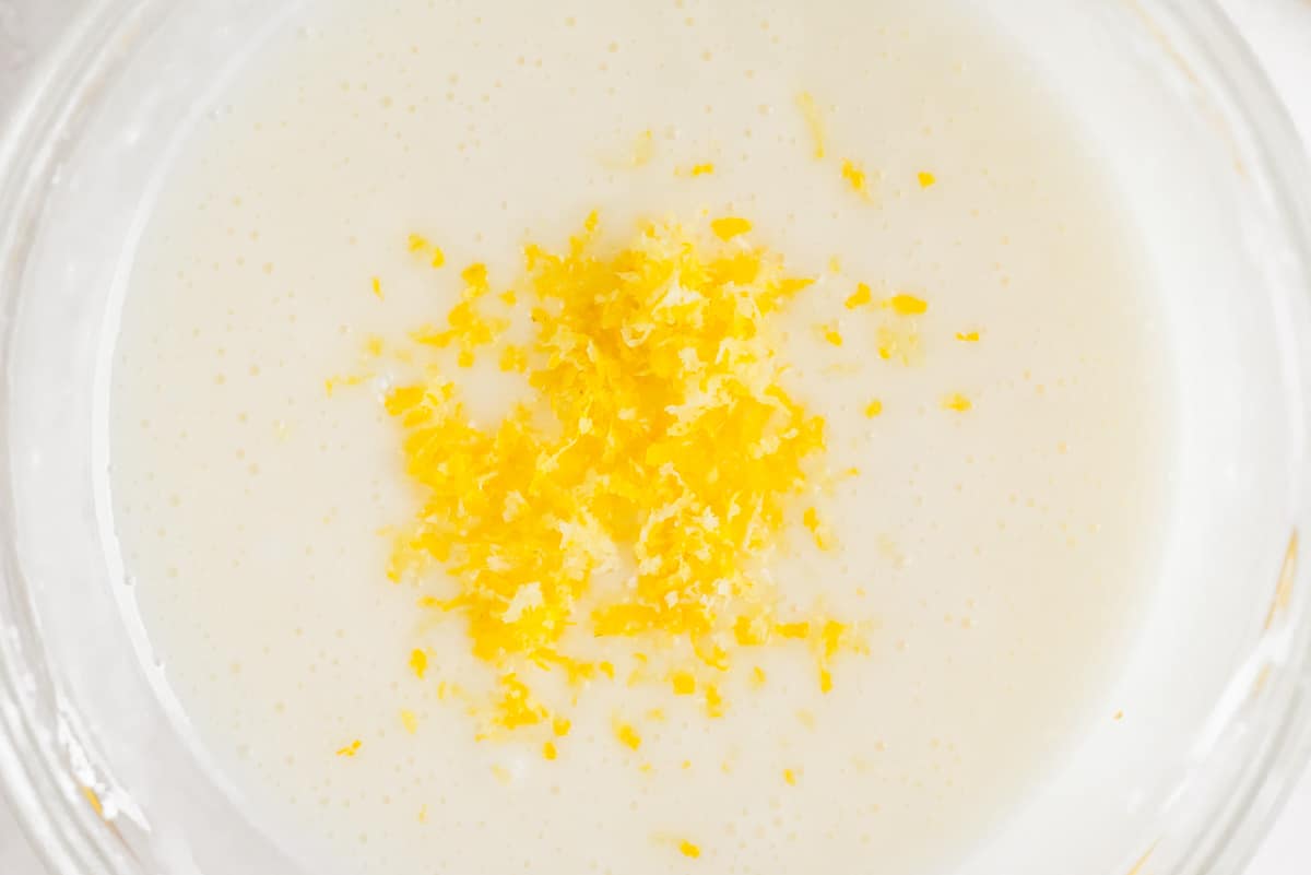 Zeste de citron sur le glaçage au citron.