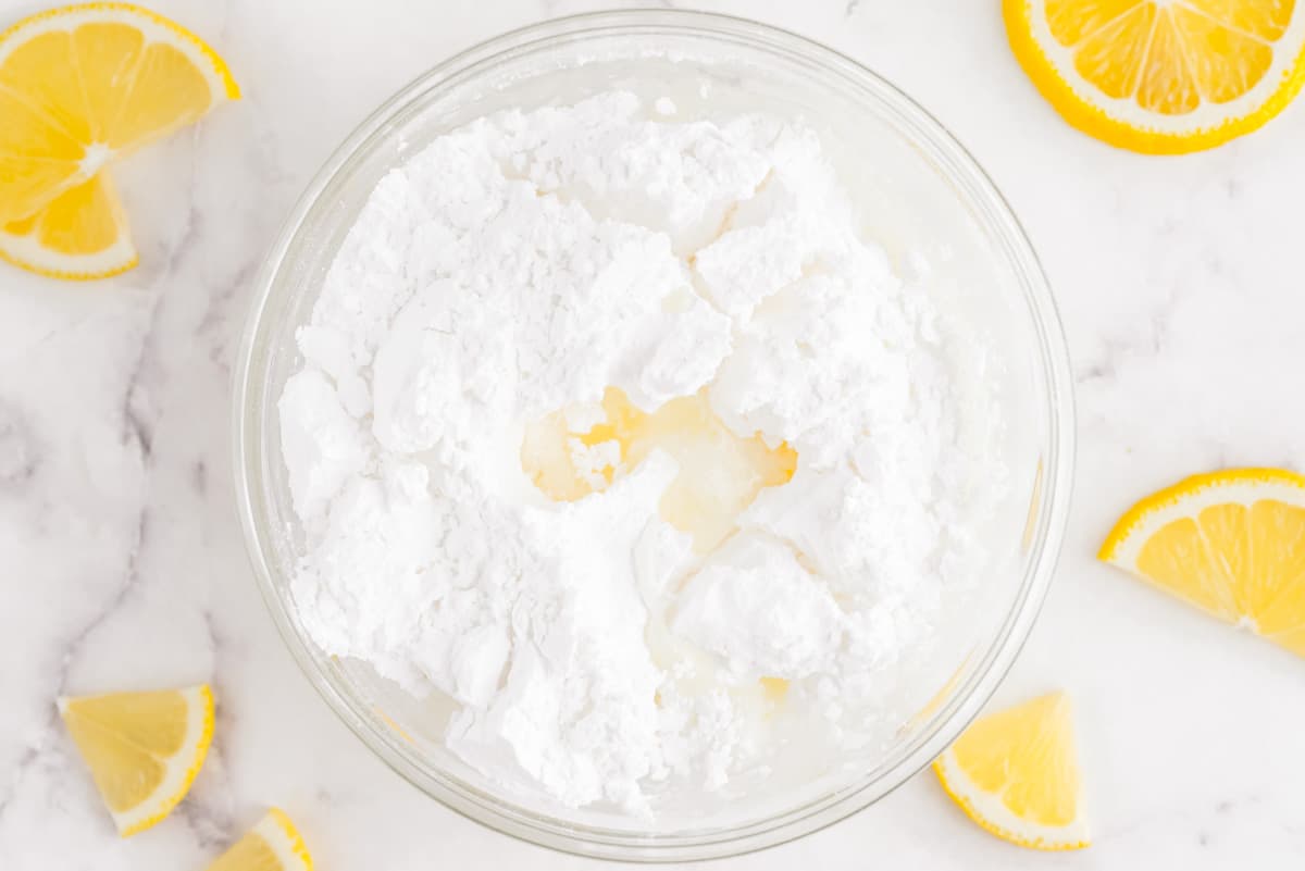 Sucre glace avec du jus de citron.