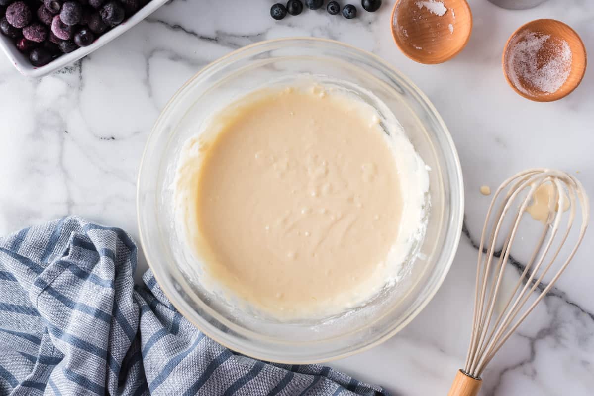 Pâte à pancake dans un bol à mélanger en verre.