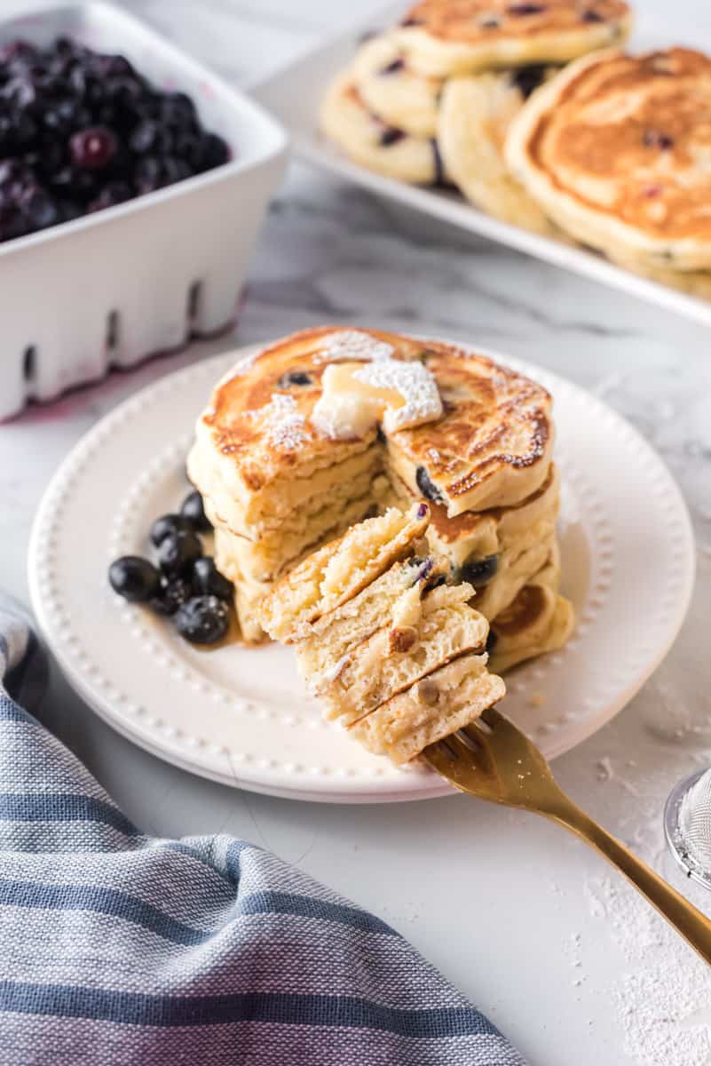 Pancakes sur une fourchette.