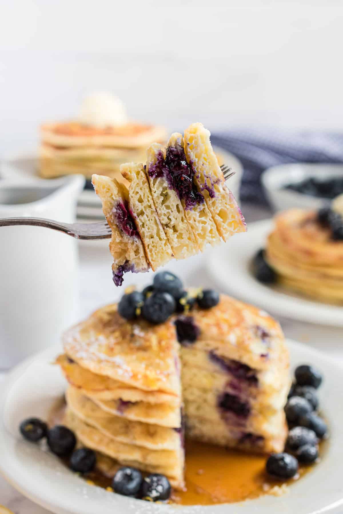Pancakes sur une fourchette pour montrer la texture.