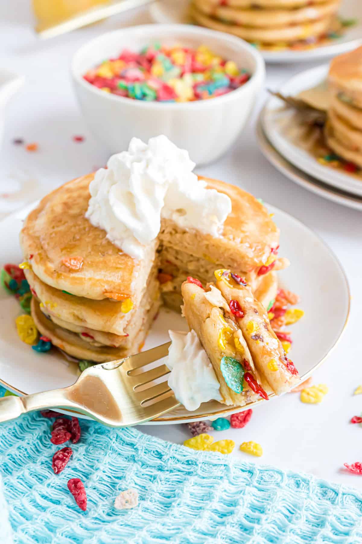 Pile de pancakes, coupée pour montrer la texture.