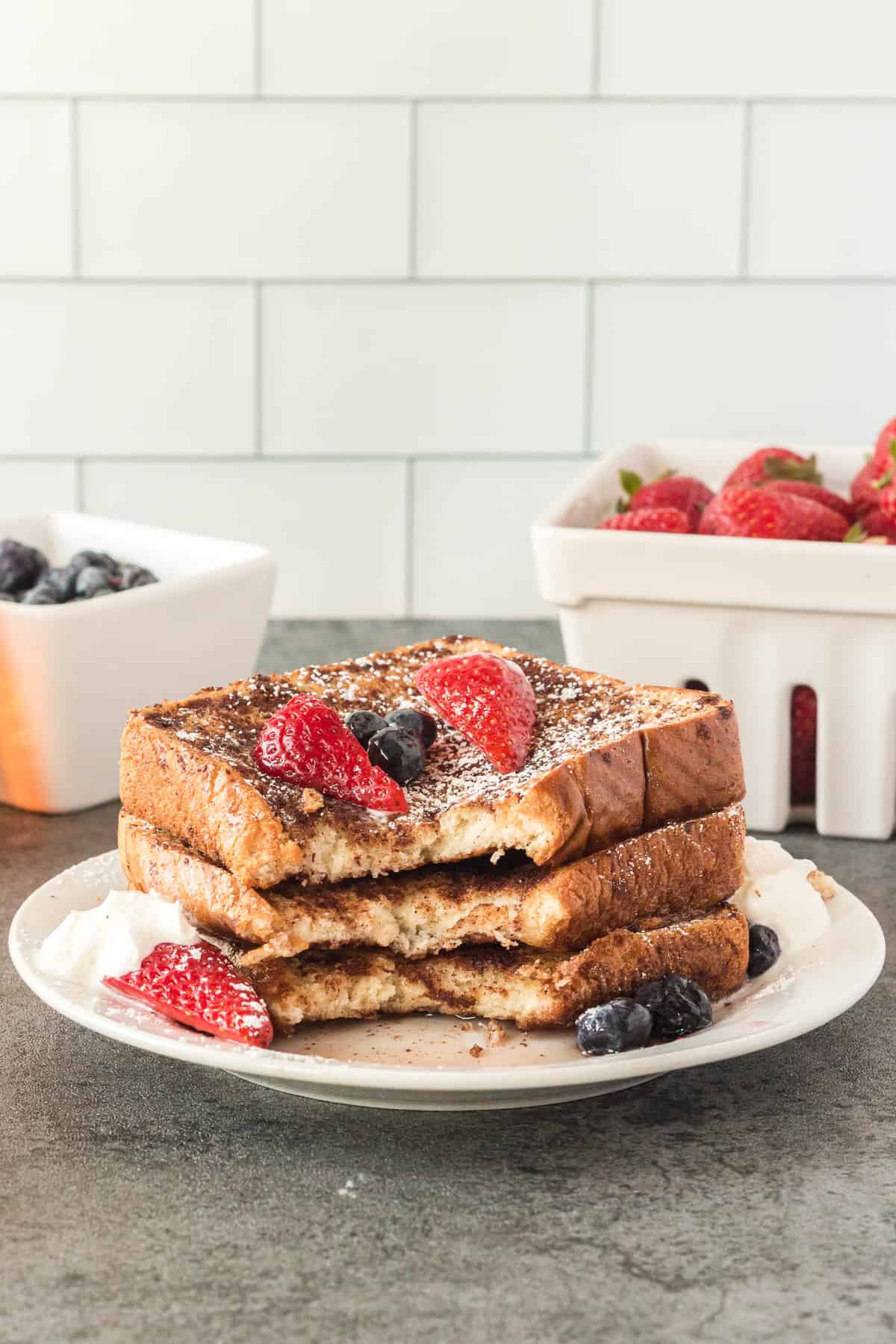Empilement de pain perdu coupé pour montrer l'intérieur.