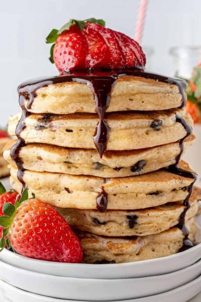 Pancakes au babeurre, fraises et pépites de chocolat