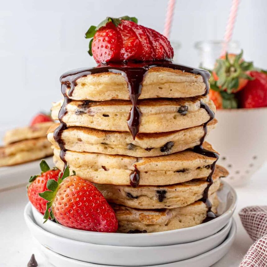 Pancakes au babeurre, fraises et pépites de chocolat