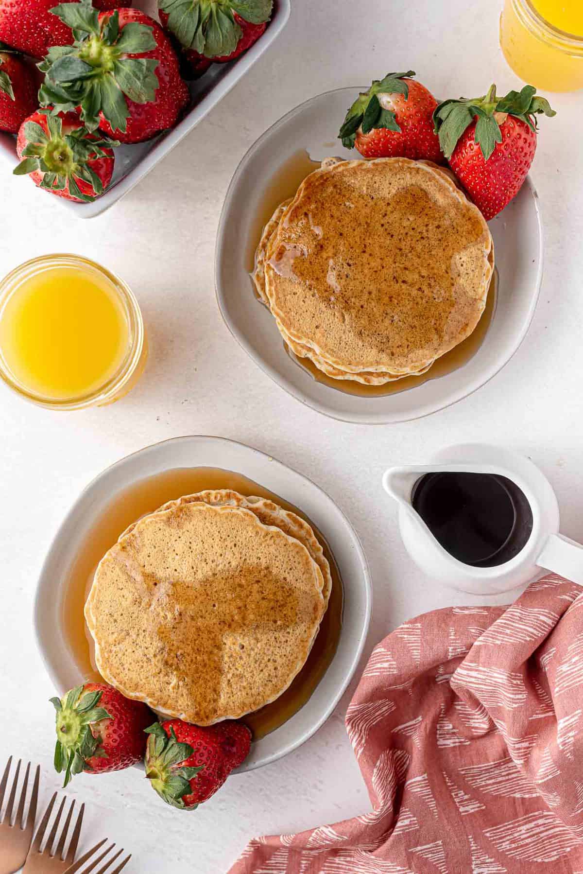 Vue aérienne de deux piles de pancakes.