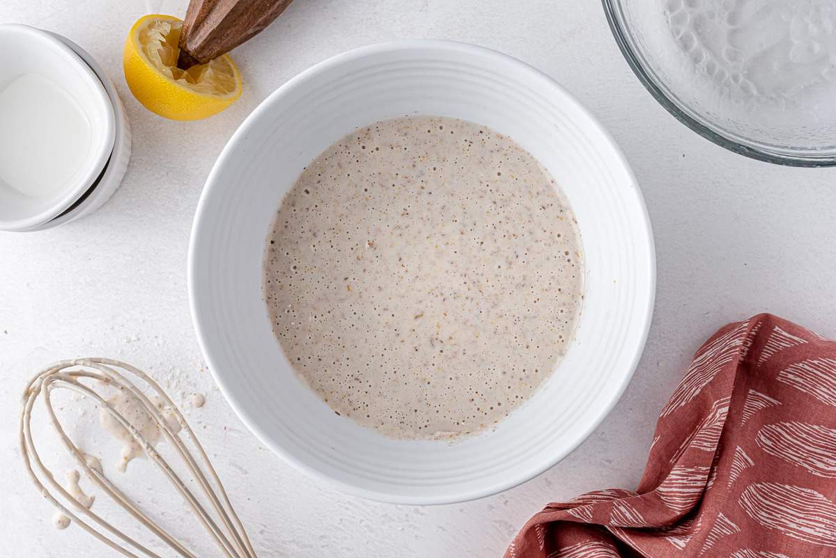 Pâte à pancakes dans un saladier blanc.