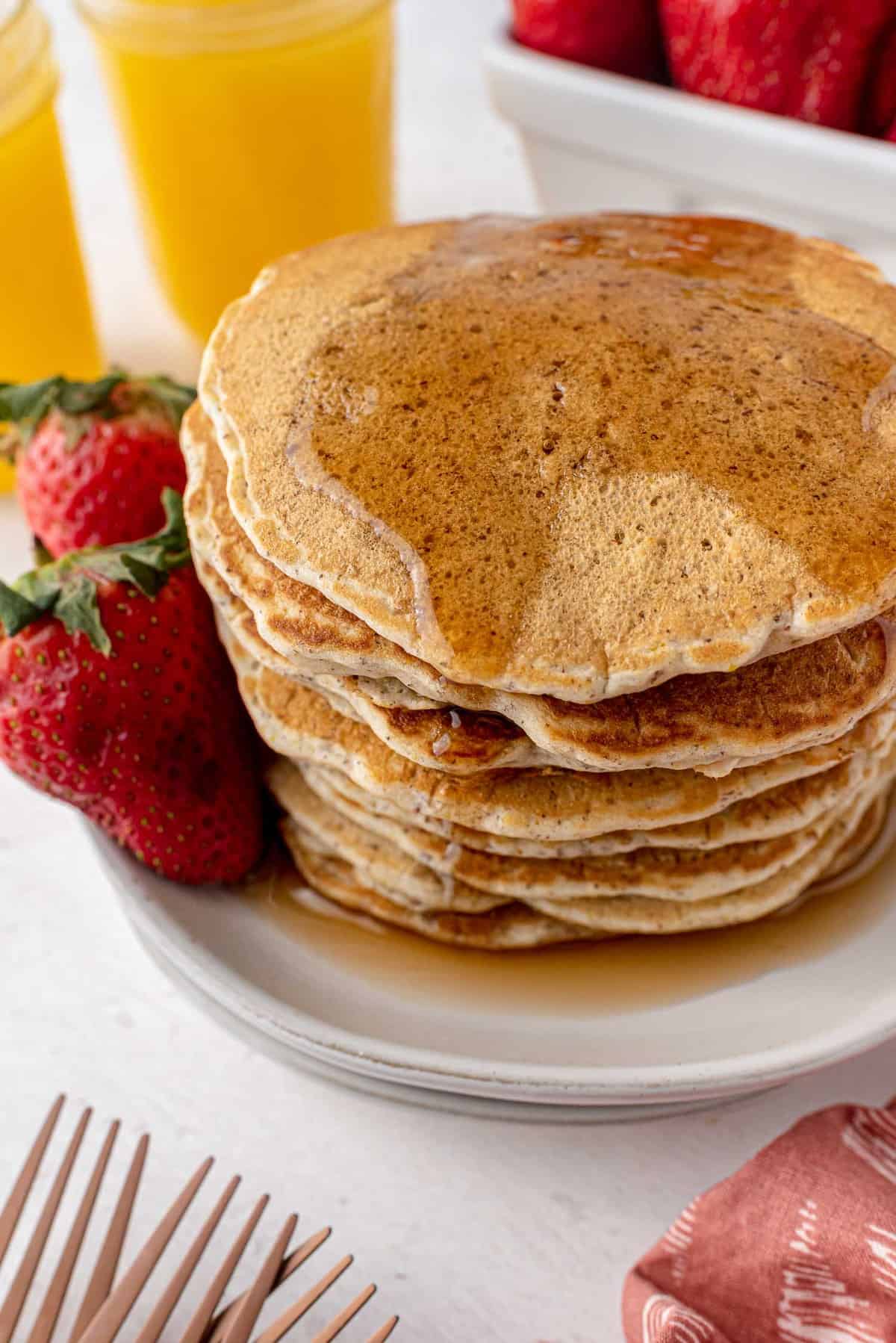 Empilement de pancakes avec sirop.