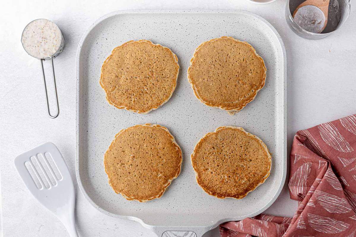 Pancakes cuits sur une plaque.
