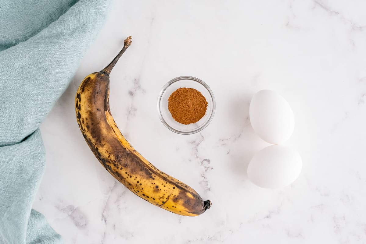 Ingrédients nécessaires pour les pancakes à la banane et à la cannelle.