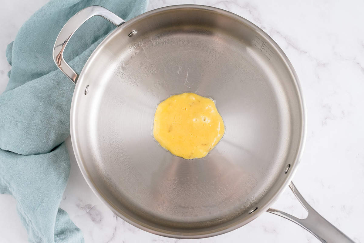 Un petit pancake dans la poêle.