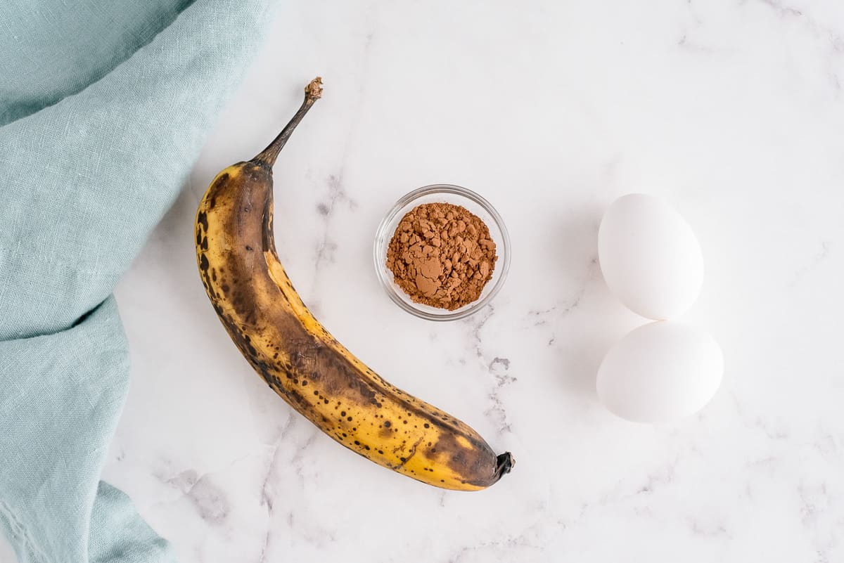Banane, œufs et poudre de cacao.