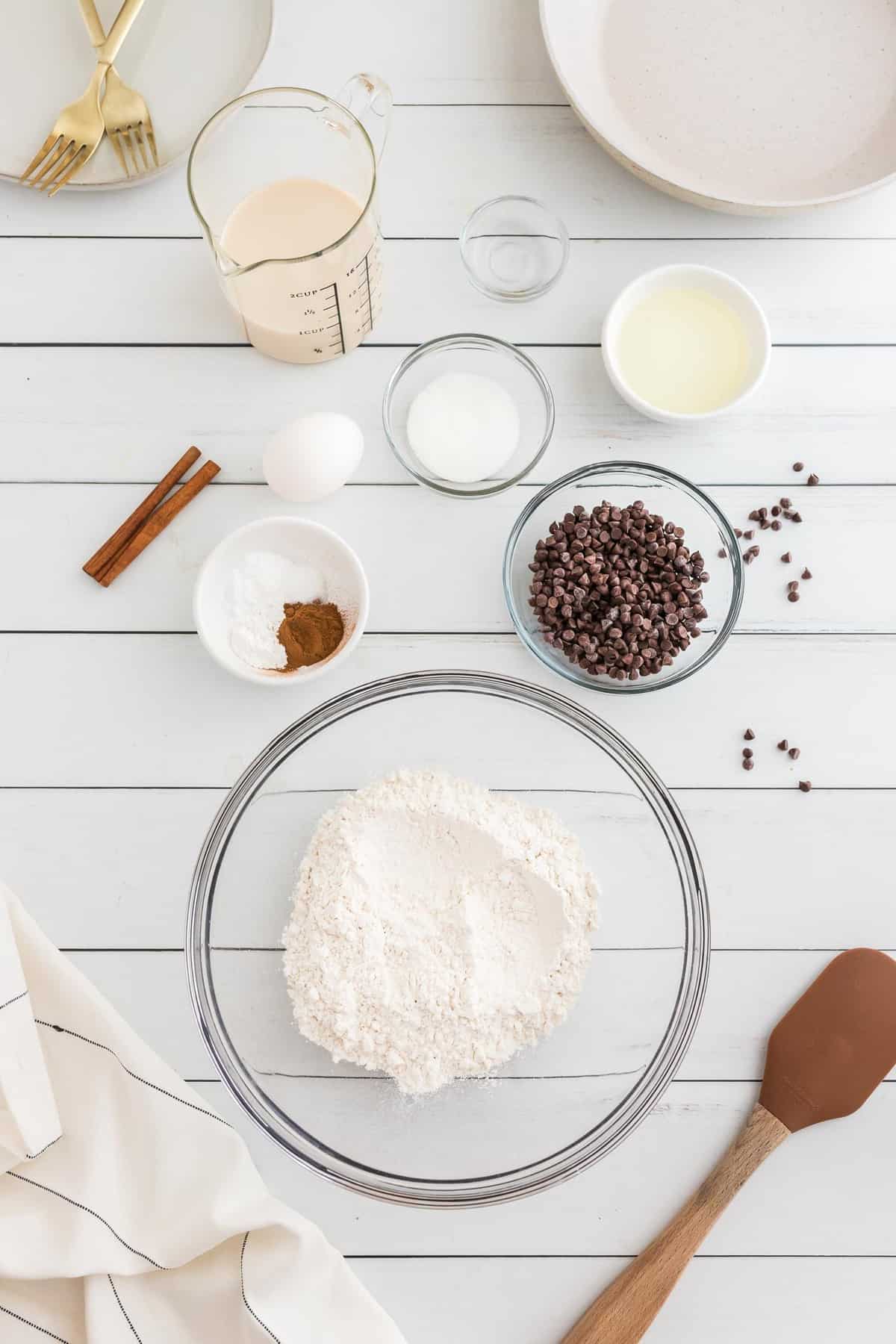 Vue aérienne des ingrédients nécessaires à la recette.