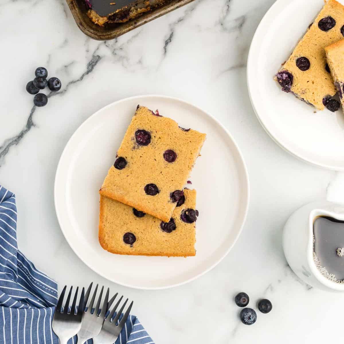 Pancakes géants aux myrtilles sans gluten, cuits sur plaque
