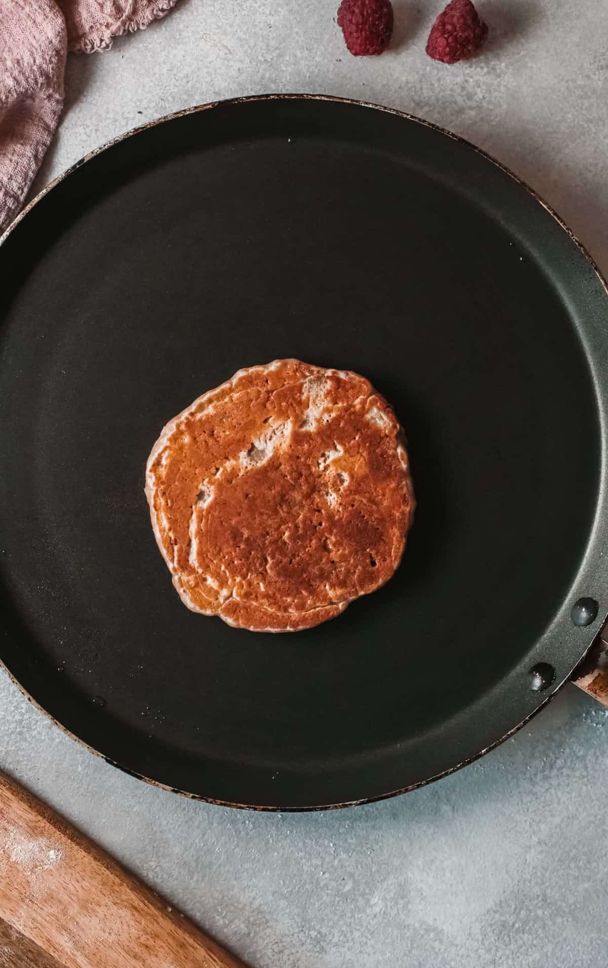 Un pancake sur une plaque.