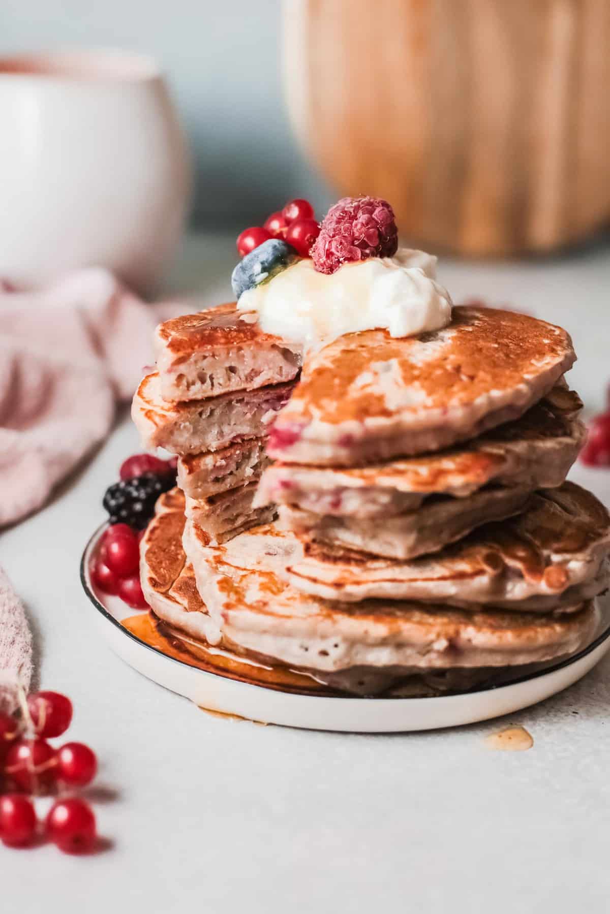 Pile de pancakes avec une part coupée.