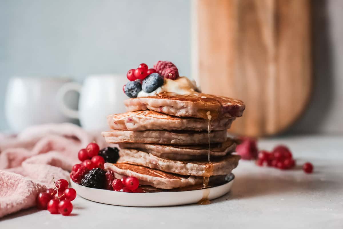 Sirop ruisselant d'une pile de pancakes.
