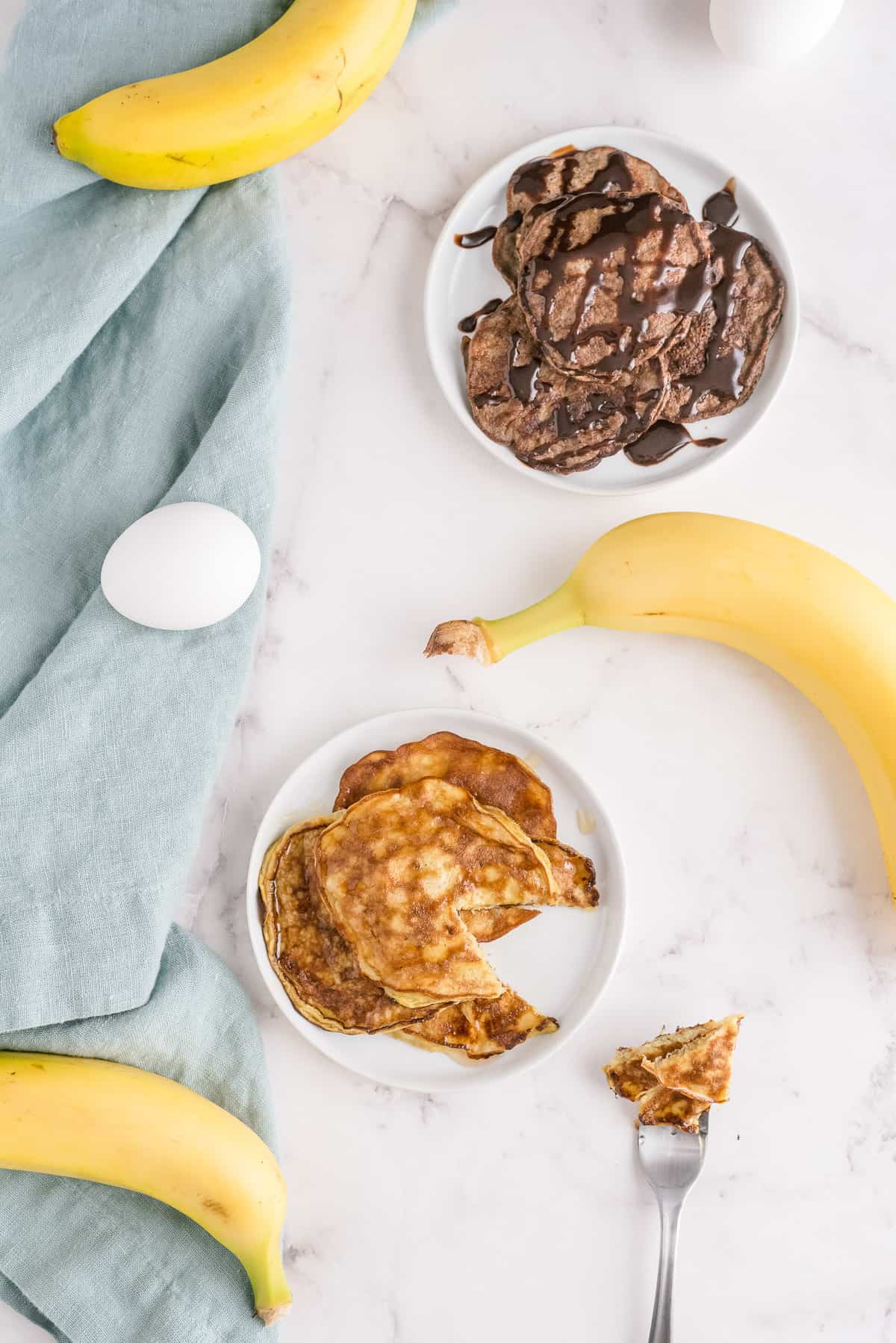 Deux variétés de pancakes à la banane et à l'œuf.