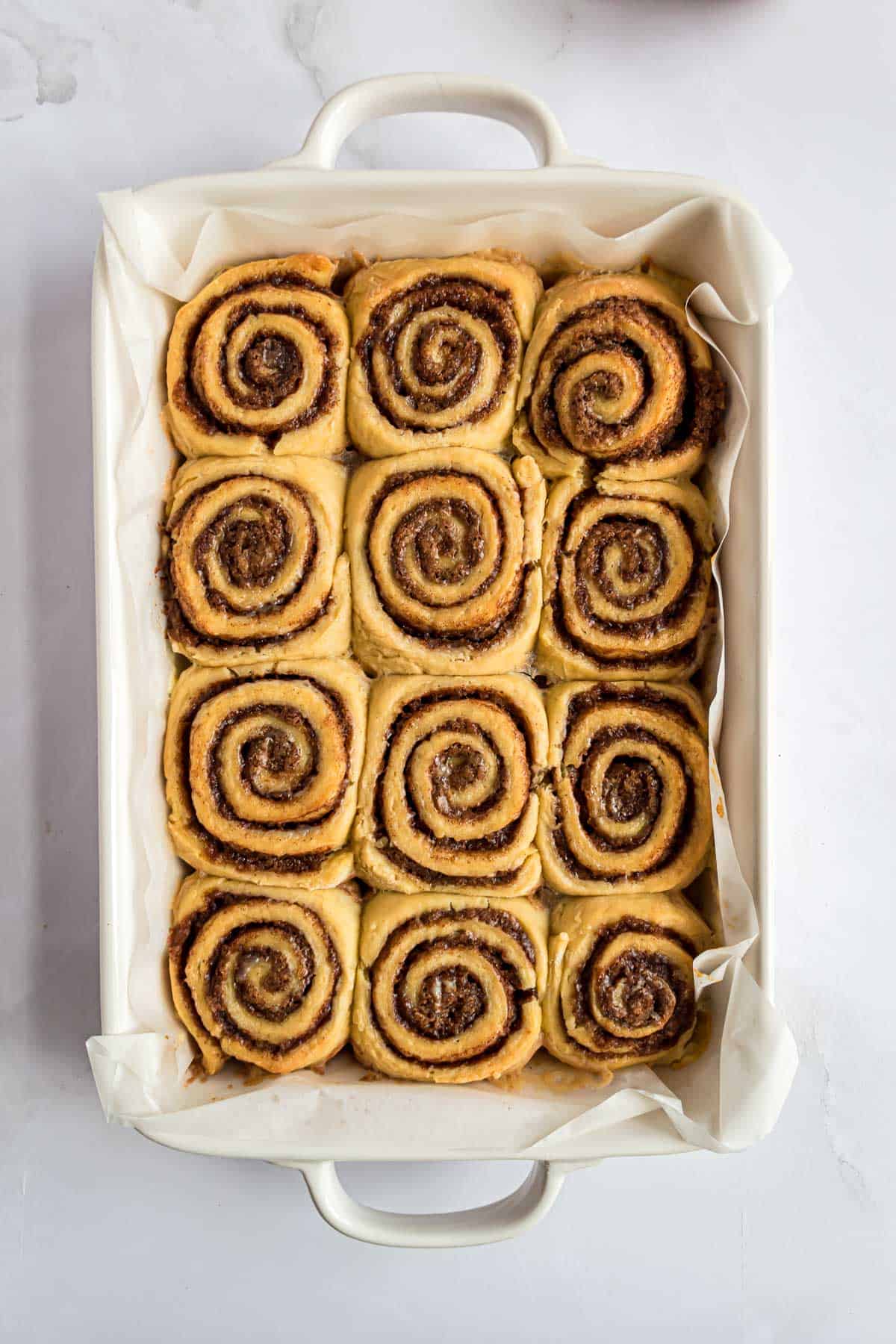 Brioches cuites, non glacées.