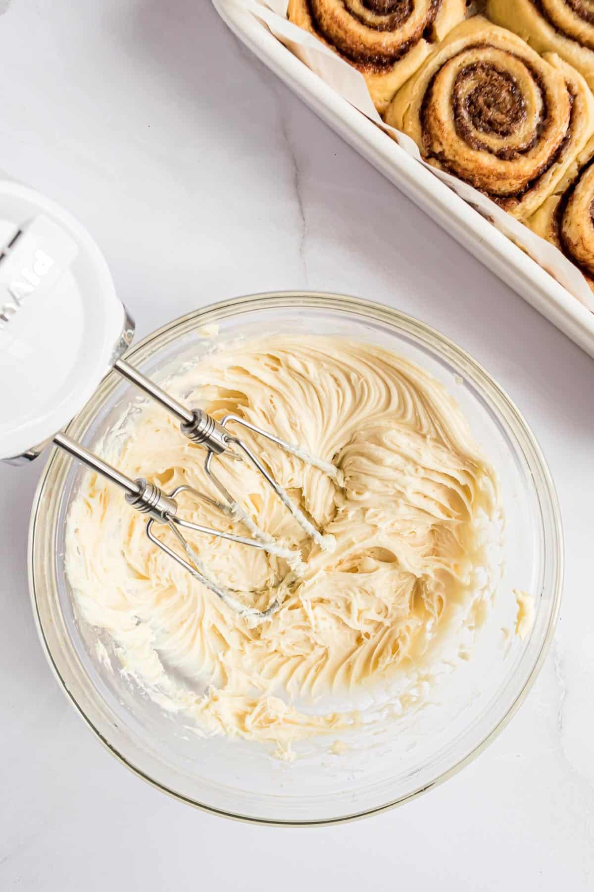 Glaçage au fromage frais dans un saladier.