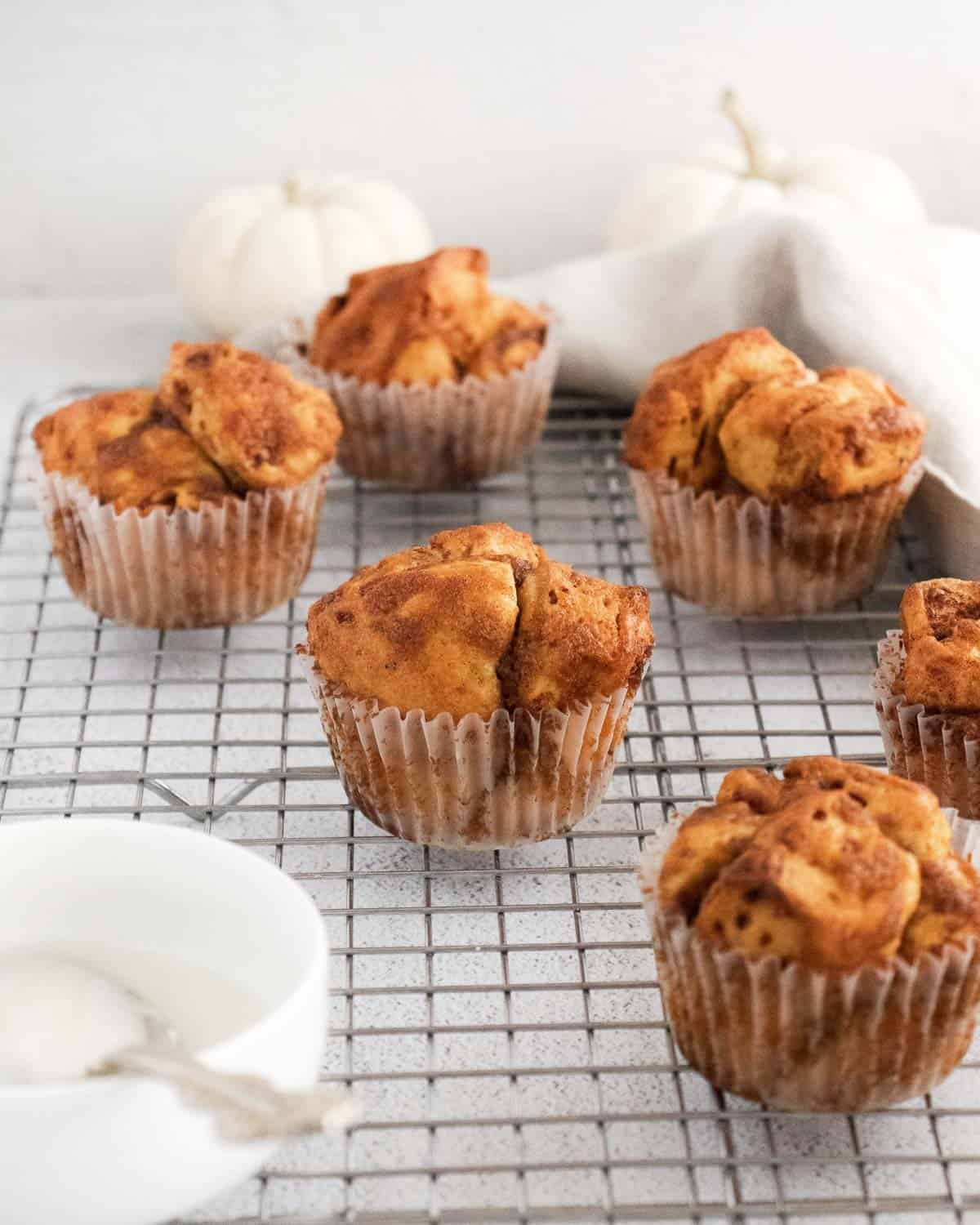 Muffins de pain de singe sur une grille de refroidissement.