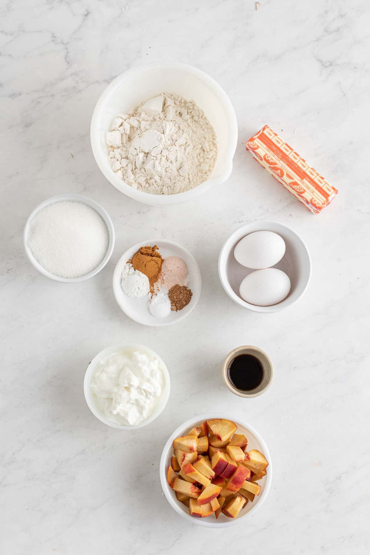 Ingrédients nécessaires pour la recette, dans des bols séparés.